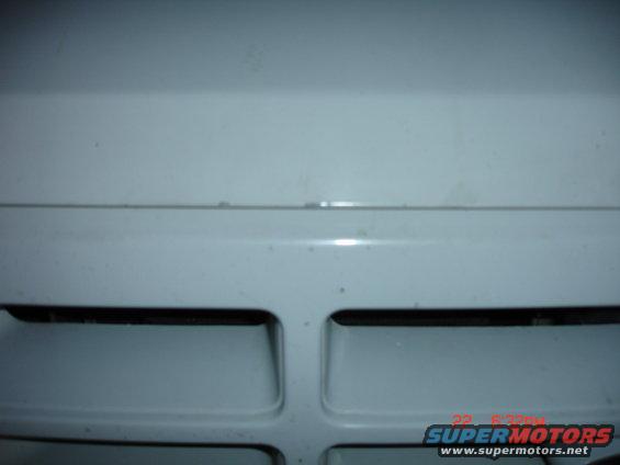 White vehicle grille with horizontal slots. Watermark reads SUPERMOTORS