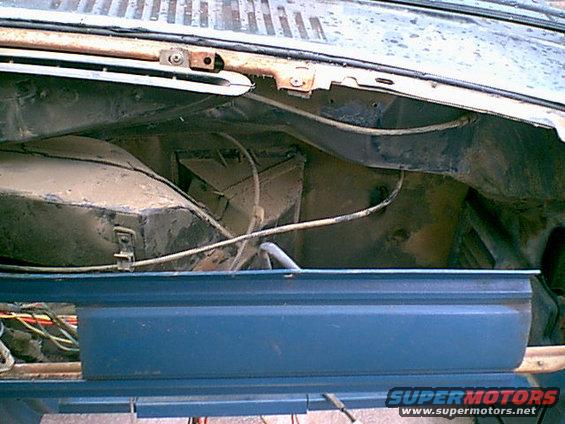 behinddash2.jpg After removing the dealer added AC this left a huge hole in the dash. most of the bracing was destroyed or cut out. the dash front was hacked up too.