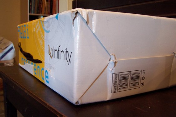 3.jpg Exterior damage to the corners of the box