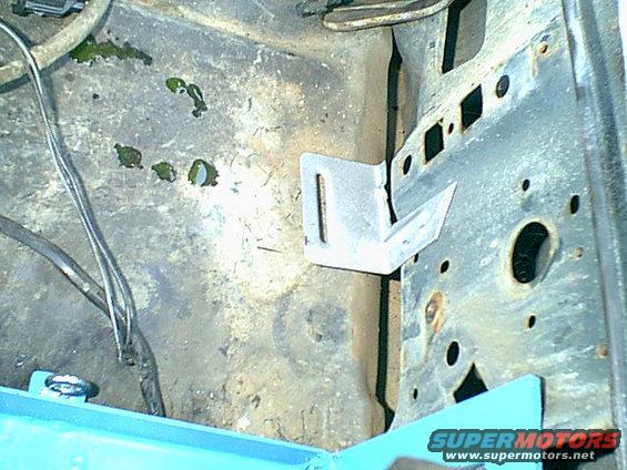 bat5.jpg Here is the lower mount i just revited it to the fender.