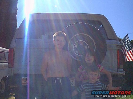 kids-back.jpg the kids again with the bright sun...