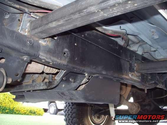 p6200012.jpg driverside mounting, the plate for the slider may differ depending on lift kit thats installed. solid D44 with factory radias arms shown here.