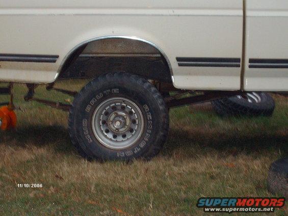 hpim0255.jpg rear tire location after shackle flip