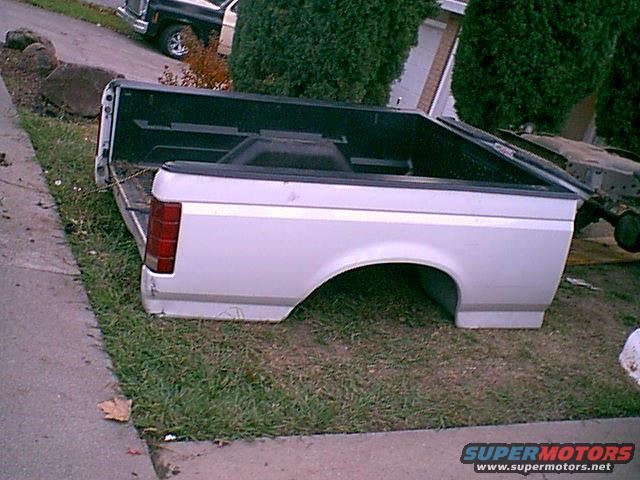 fordbed2.jpg Here is another view of the bed. very little damage to the pass side rear end.