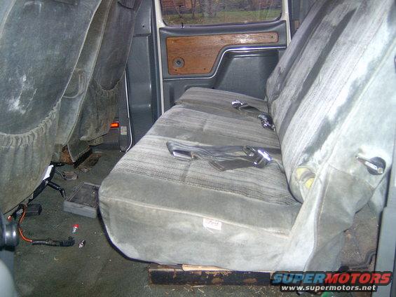 Middle Seat

needs to be vacumed