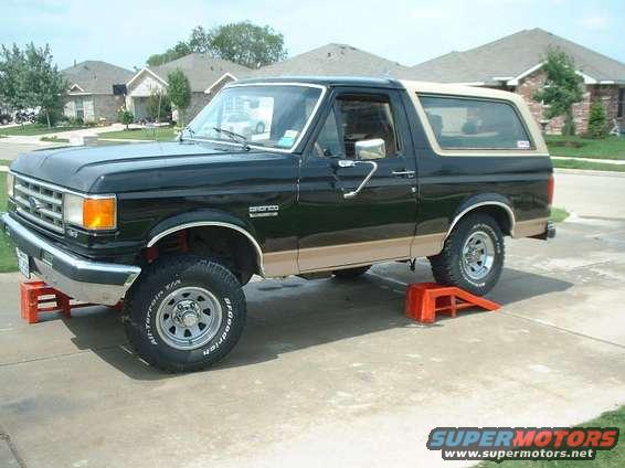 wesdrivewayflex.jpg flexin out in the driveway!  man i need to take off the sway bars and add a lift!!!