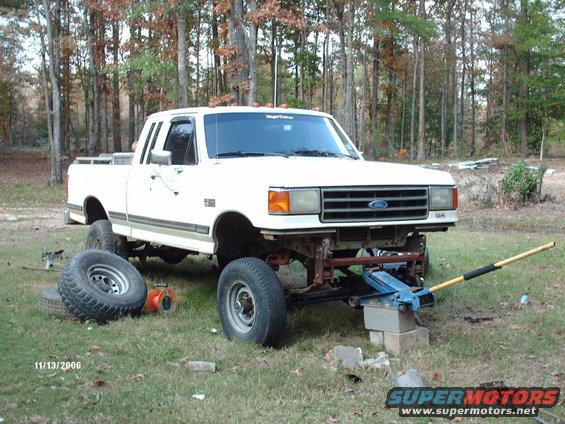 hpim0258.jpg Front in place with 31 inch tire mounted