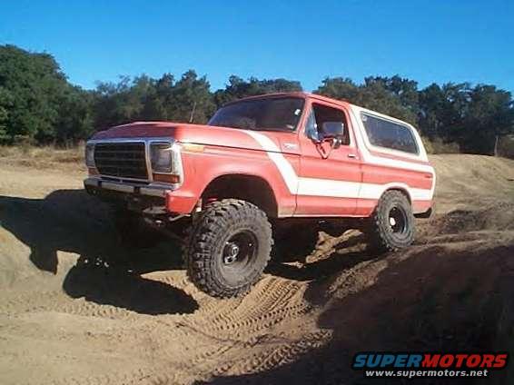 jays_79.jpg jay0807's 79 bronco
also has a late model bronco, which he no longer uses, this one has (i think) a 4 inch lift and some 35s