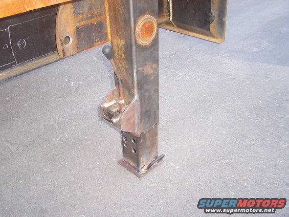 rear support jack dropped to ground, and locked in place.
There is a locking position every 7/8 of an inch on the "drop leg"