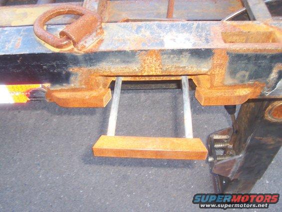 Rear support jack release locking handle pulled out to the "unlocked" position