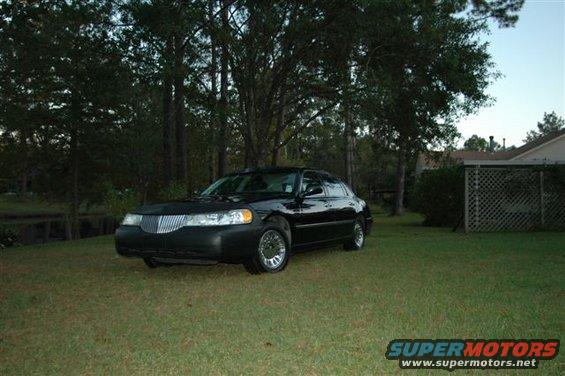 Black 1999 Lincoln Town Car, 3/4 front view