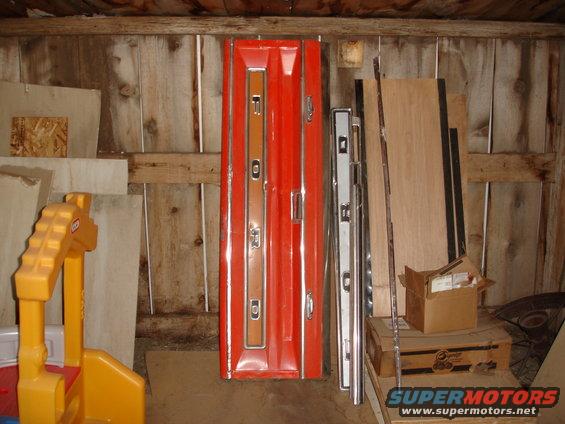 tailgate is a bit bent on the inside but has all original trim, orange backgound on the ford trim is original. 