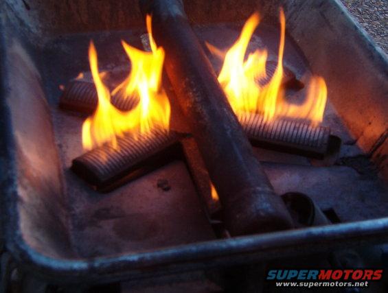 02rich.jpg With the air valve closed, it becomes very INefficient & sooty, and the flames turn bright yellow/orange.