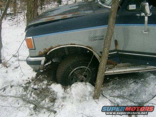 1990 Ford Bronco stuck in snow, front fender rusted