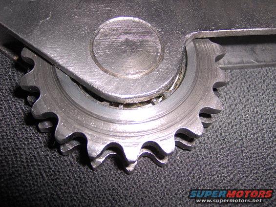 imagen-005.jpg Detalle del engranaje. Se aprecia el anillo de retenci&oacute;n para el rodamiento

Sprocket detail. Note the circlip that keeps the bearing  and sprocket from coming apart