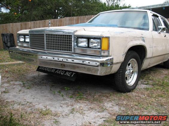 1985 Ford Crown Victoria LTD front end with chrome grille and bumper. License plate reads GRANDM ARQ.NET