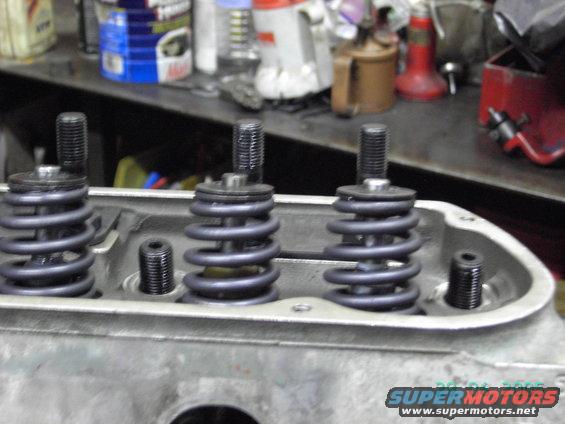 408-engine-pic9.jpg Comp Cams beehive springs, yes they really work!
(sorry about the fuzzy pic)