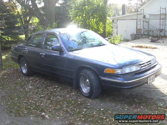 Dark blue 1995 Ford Crown Victoria 3q-front view