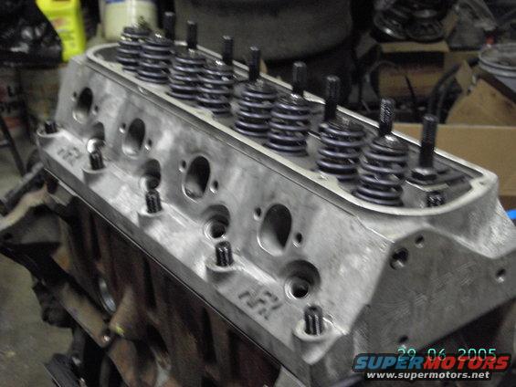 408-engine-pic10.jpg yes they're AFR's yes they're painted grey
these have upgraded ARP 7/16" studs and Comp Cams beehive springs