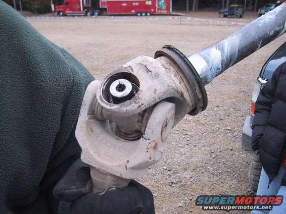 mikes_ujoint_problem.jpg Busted cap.