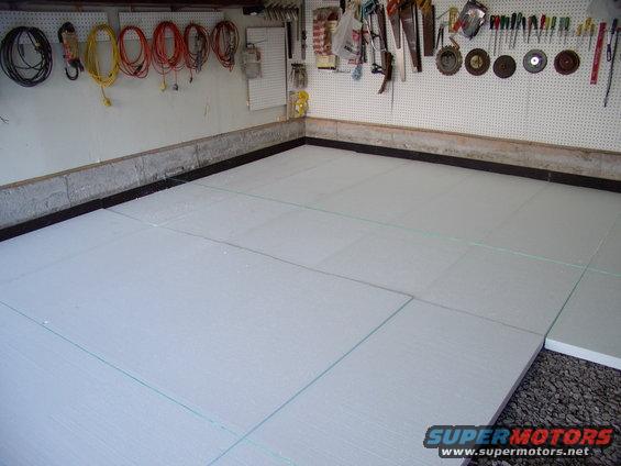 img_0012.jpg As long as the gravel is flat, it takes no time to lay the styrofoam at all !