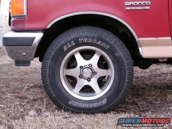 broncoeb-wheel.jpg 33" ProComps on 17" rims, no lift