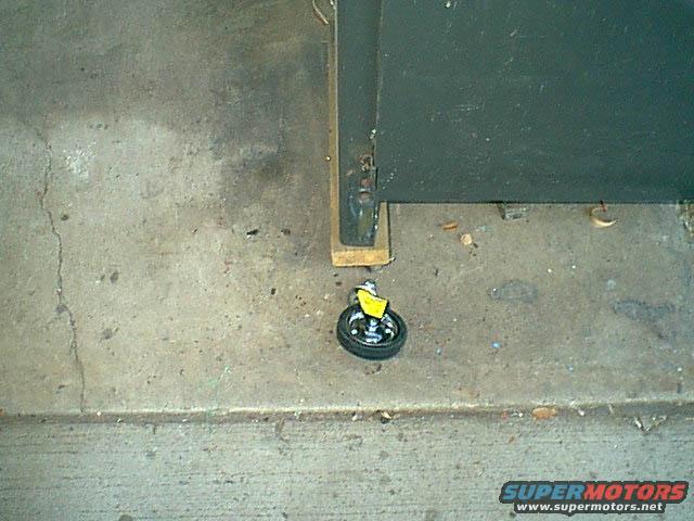 workbenchdolly.jpg the wheels i used the the 1st time were way to small and got jamed easy. i got larger whaeel and needed to make a new workbench dolly.
