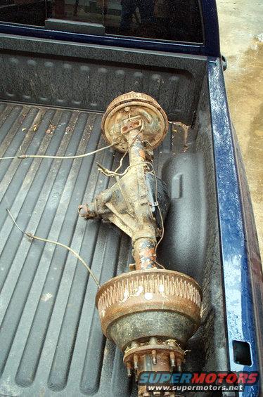 Rear axle assembly with drum brakes in truck bed