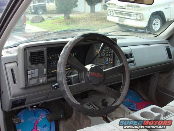 dsc00044.jpg a full shot of the dash and manual transfer case shifter.