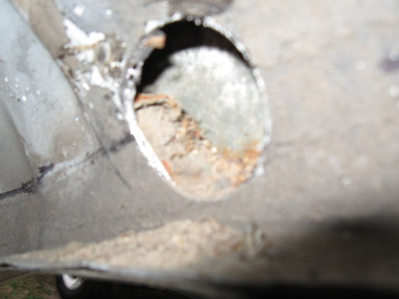 kennys-164.jpg Notice the dirt laying in the wheel well after drilling the access hole.