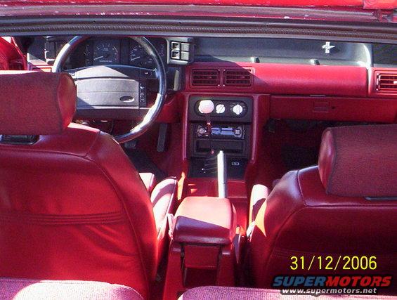 Interior of a red car, showing dashboard, steering wheel, seats, and center console. Date stamp reads 31/12/2006