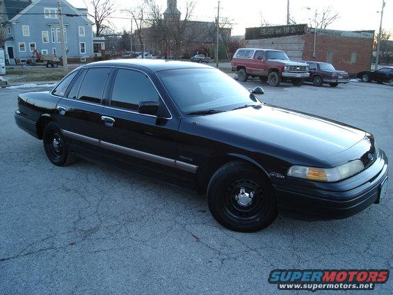 Black 1992 Ford Crown Victoria sedan, 3q-front view