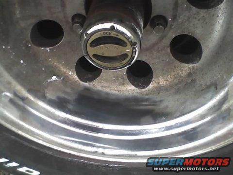 Close-up of a wheel hub with a lock/unlock selector. Text on the selector reads 'LOCK' and 'FREE'