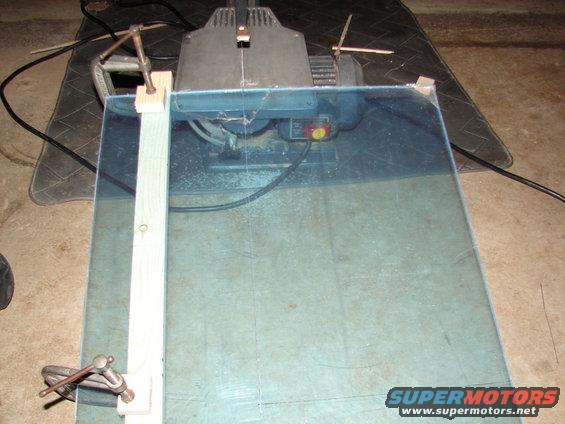 amp-install-014.jpg cutting the plexy.  my home made guide.