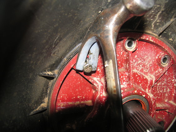 Hammer levering brake shoe against drum