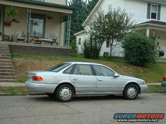 cathy_infront_of_skool.jpg My car infront of our skool