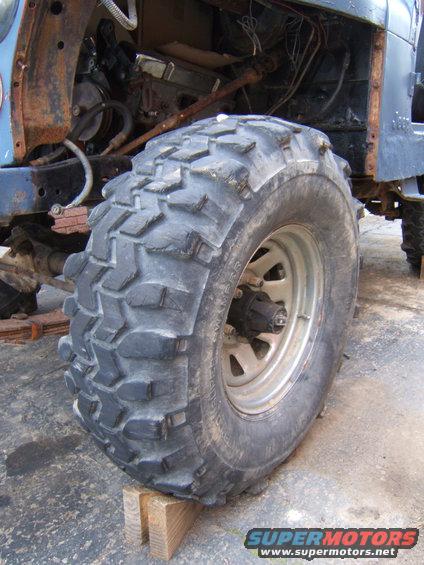 Jeep front wheel with aggressive off-road tire