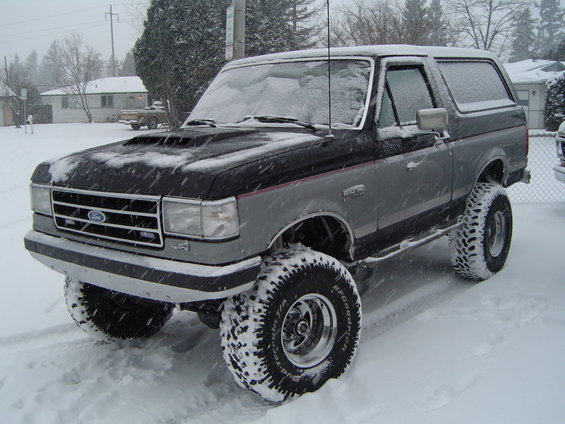 13107-049.jpg Snow Bronco