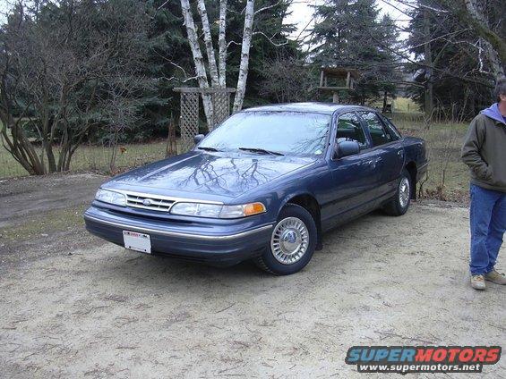 Dark blue 1995 Ford Crown Victoria sedan, 3/4 front view