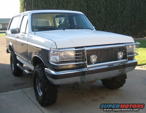1989 Ford Bronco, front 3/4 view, white and dark gray two-tone, aftermarket grille
