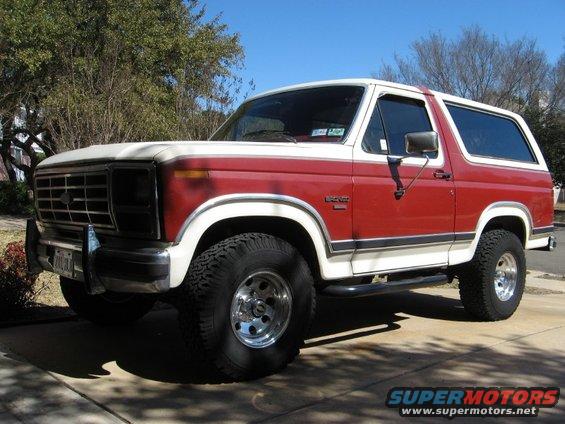 1986 Ford Bronco, red and white two-tone paint, chrome wheels, side steps