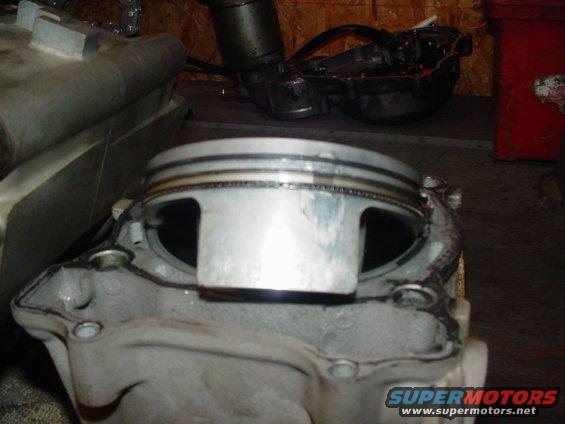 dsc00270.jpg Scratched piston, this happens when the oil plug falls out and it seezes up