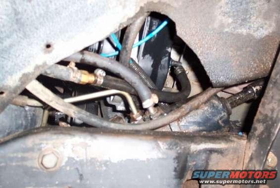 saginaw_hose_1.jpg Van high pressure line enters steering box (steel line at right angle). Also visible: return line entering rear of pump reservoir.