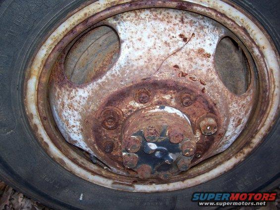 100_0418.jpg Even thou there is a DRW(dually) wheel on it, this is a SRW(single rear wheel) hub assembly. You can tell by the length of the hub sticking out from the wheel. The dually hub will be much longer to account for the deeper dish outer wheel that would be used.