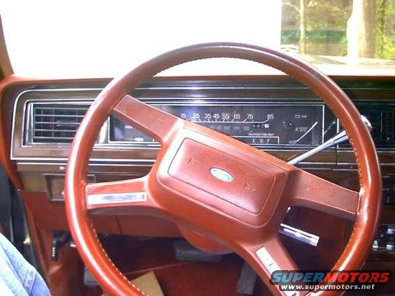 dsc00001c.jpg Steering wheel/dashboard area. Hey look! My knee!