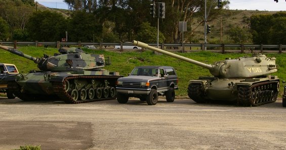 imgp6029a.jpg Kinda' puts the term "Full Size Bronco" in perspective.