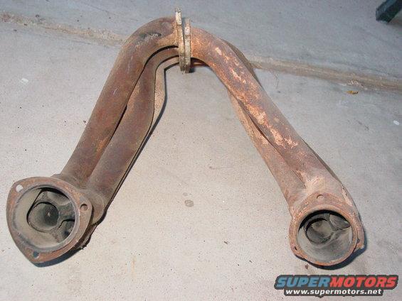 Rusty exhaust manifold with two outlets