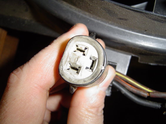 dsc02917.jpg Plug for the fan itself