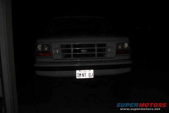 White 1996 Ford Bronco front bumper and grille with California license plate IMNT QJ