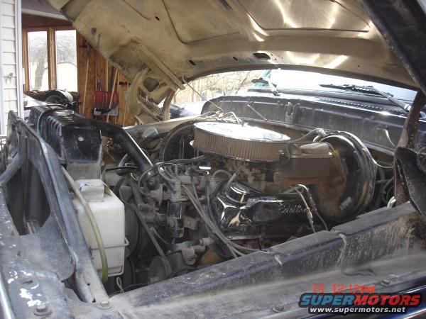 Engine bay with V8 engine and air cleaner